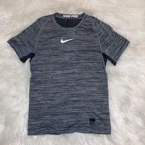 ⚡️4 items for $20⚡️ 
Nike Pro shirt